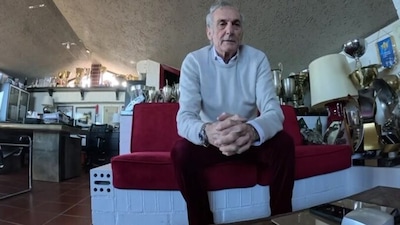 Franco Uncini ci mostra i suoi trofei e tra questi uno speciale: il casco d'oro Motosprint