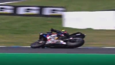SBK Razgatlioglu ancora a terra: le fasi della caduta delle FP1