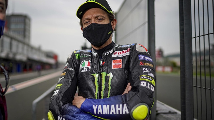 “Orgoglioso di essere il secondo Rossi”, Valentino rende omaggio a Paolo Rossi