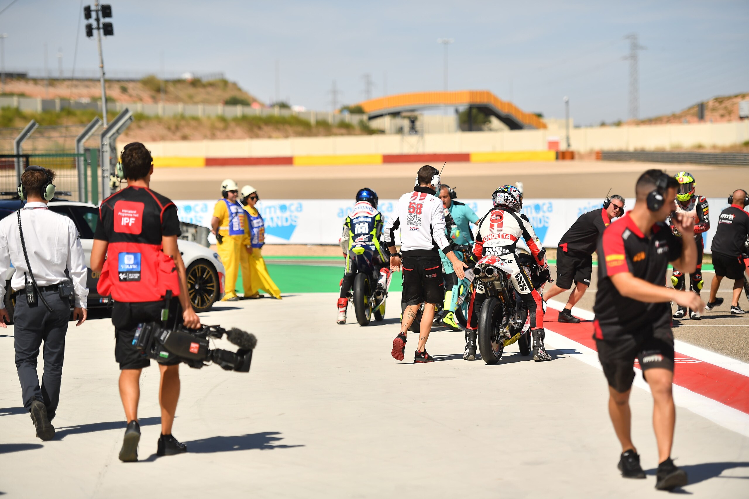 Moto3, GP Aragon: tensione in pit lane all'inizio del Q2