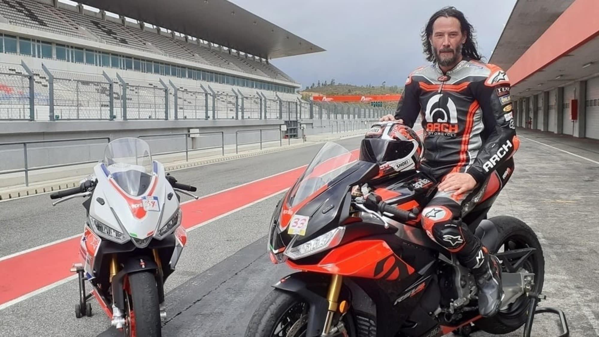 Keanu Reeves come Max Biaggi: stregato dall'Aprilia a Portimao
