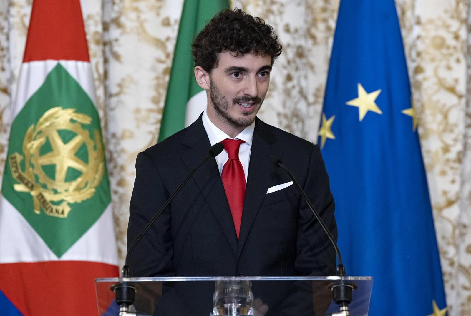 Nel suo breve intervento, il pilota campione del mondo ha sottolineato l’importanza del lavoro di squadra per raggiungere l’ambito titolo, e si mostra orgoglioso di esserci riuscito con un team italiano: “ho portato con orgoglio la bandiera italiana a Valencia, dopo il trionfo; ma non è solo una mia vittoria, è la vittoria di un gruppo di lavoro, la Ducati. Ed è davvero speciale aver vinto il Mondiale da italiano su una moto italiana"
