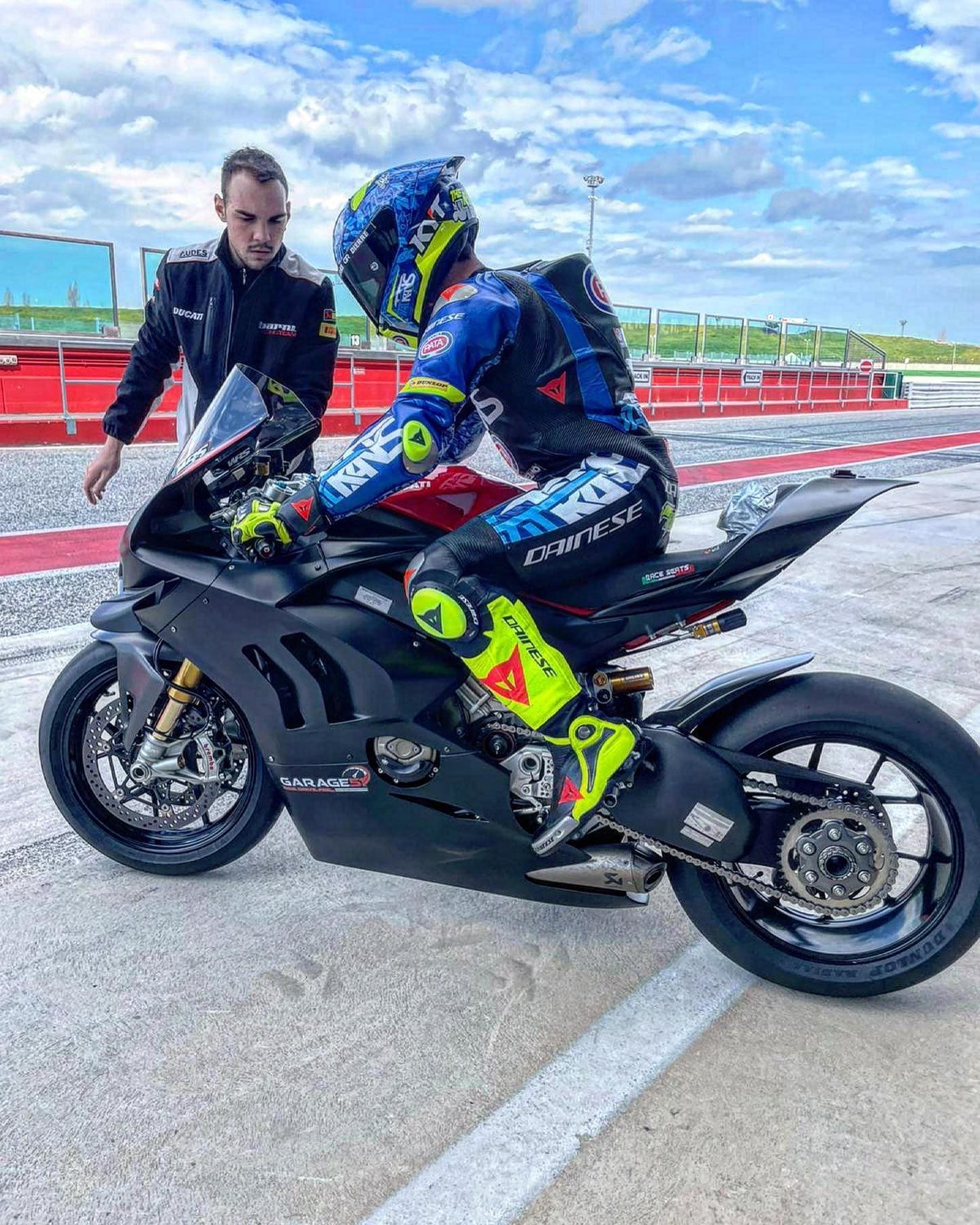 SBK: Elodie "in pista" con Andrea Iannone e Michele Pirro a Misano