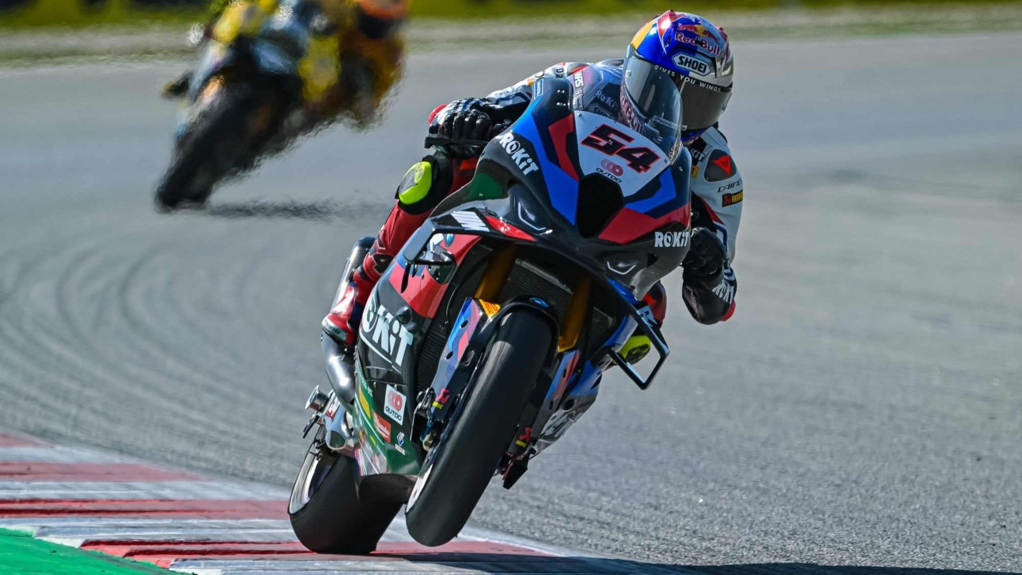 Razgatlioglu e Bautista come Rossi e Lorenzo: Toprak vince la Superpole Race a Barcellona!