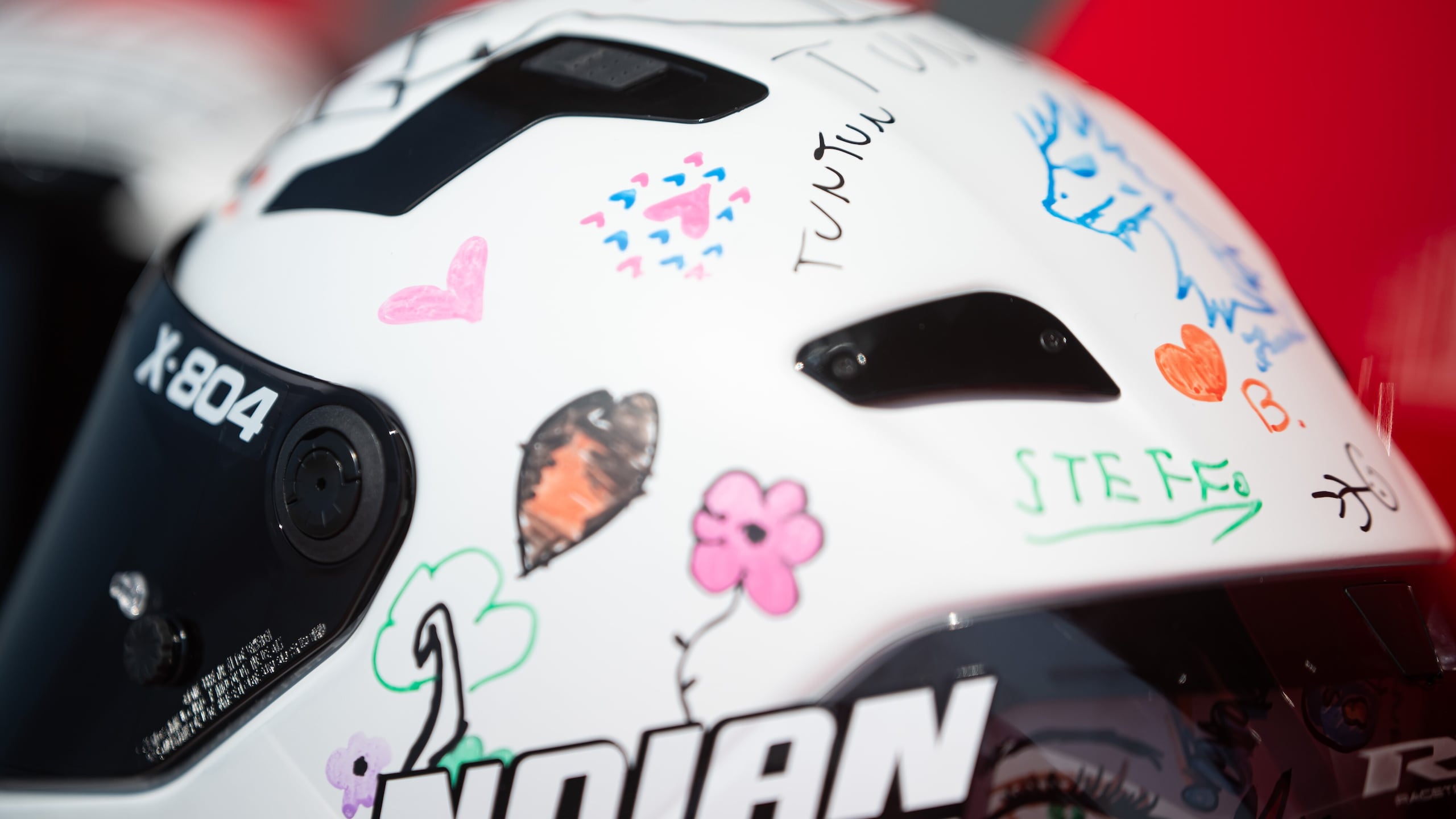 Colori, sogni e speranze: il casco speciale di Leonardo Taccini per Cremona