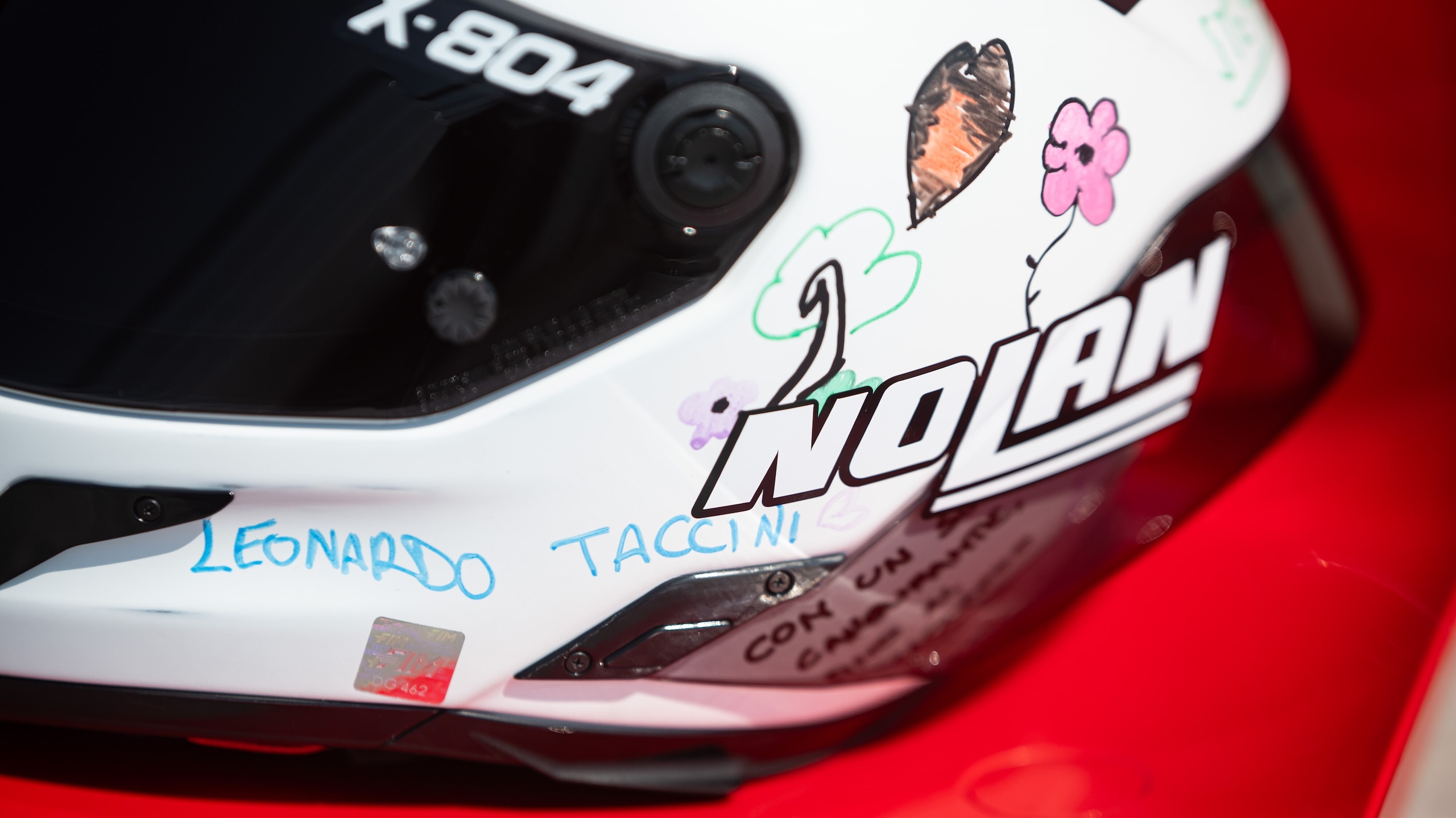 Colori, sogni e speranze: il casco speciale di Leonardo Taccini per Cremona