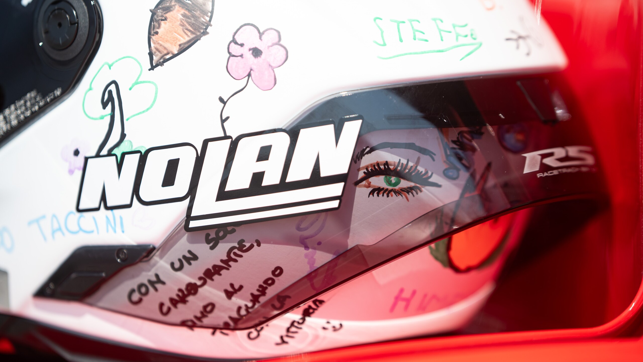 Colori, sogni e speranze: il casco speciale di Leonardo Taccini per Cremona