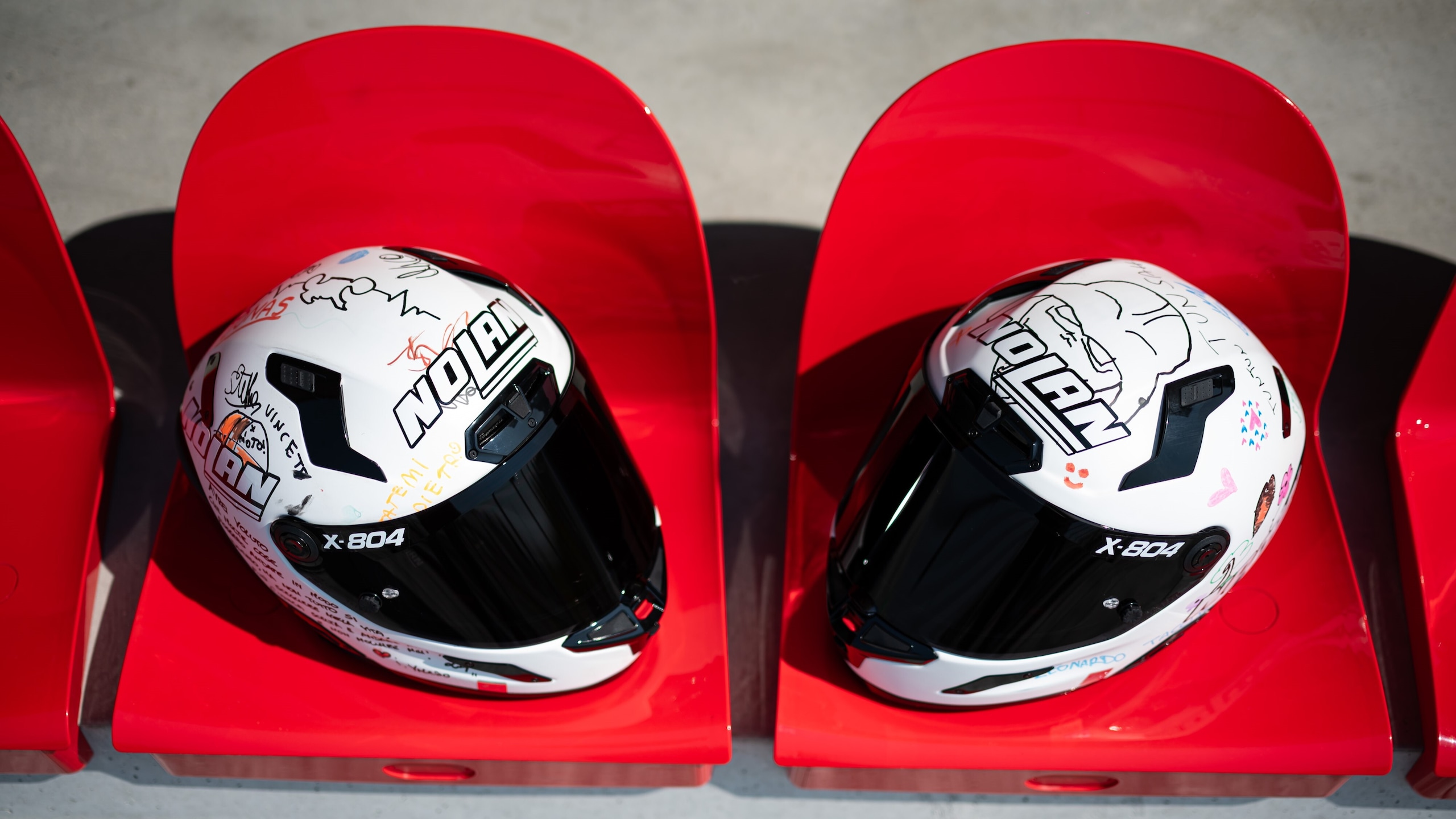 Colori, sogni e speranze: il casco speciale di Leonardo Taccini per Cremona