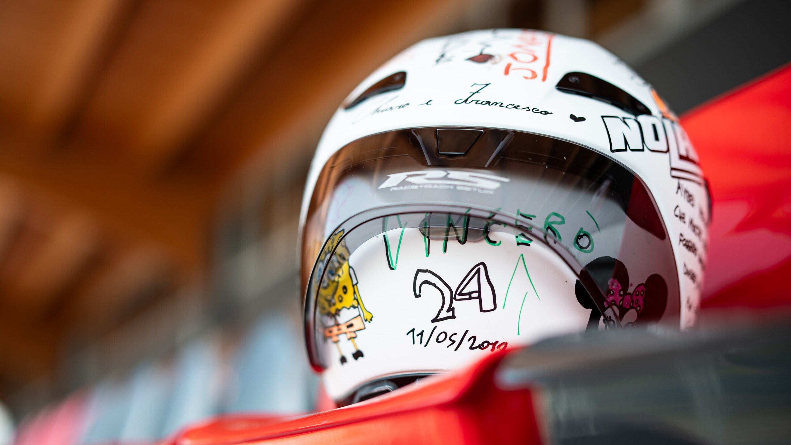 Colori, sogni e speranze: il casco speciale di Leonardo Taccini per Cremona