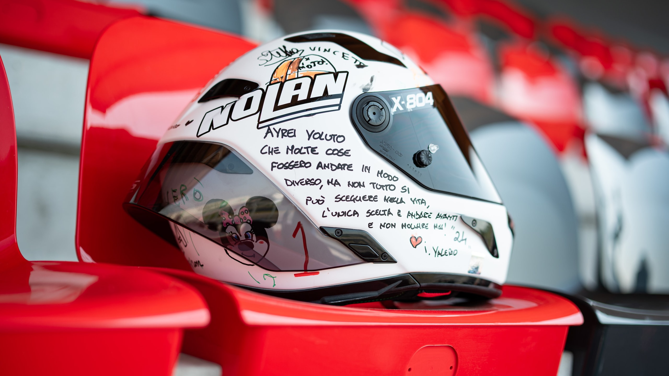 Colori, sogni e speranze: il casco speciale di Leonardo Taccini per Cremona