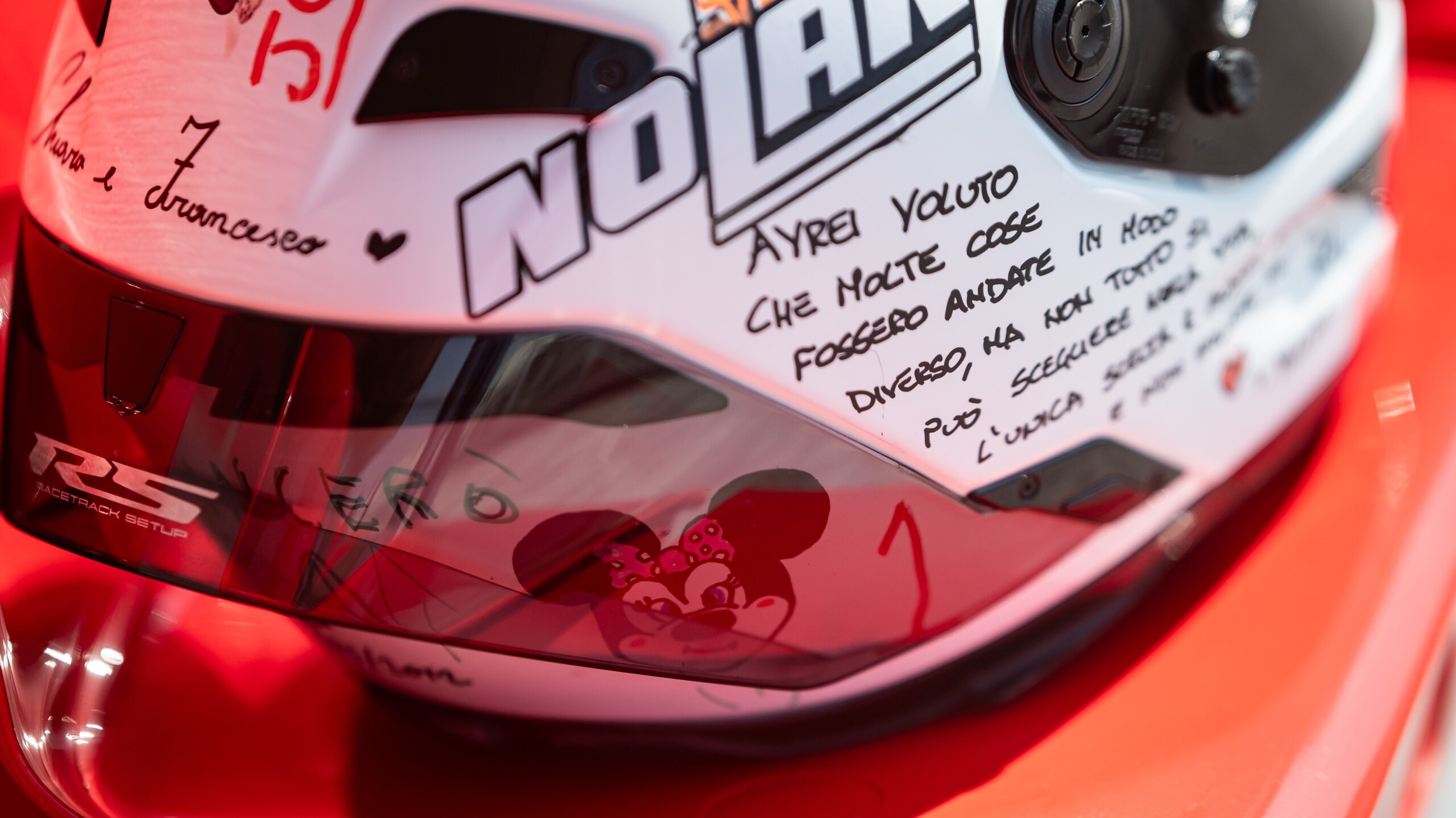 Colori, sogni e speranze: il casco speciale di Leonardo Taccini per Cremona