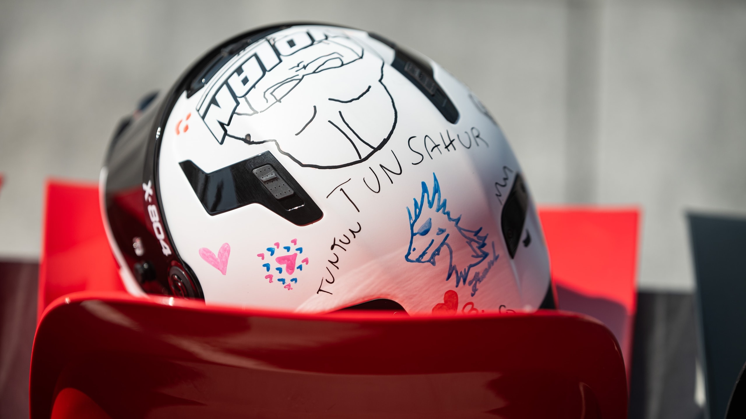 Colori, sogni e speranze: il casco speciale di Leonardo Taccini per Cremona