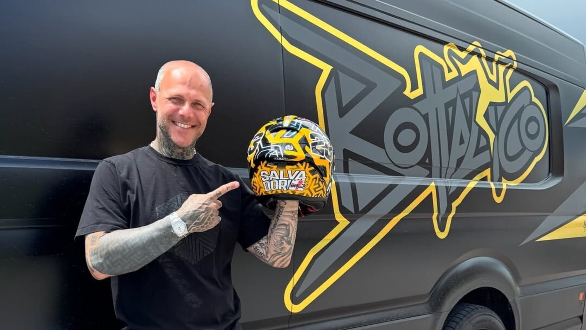 Maurizio Bottalico al Tourist Trophy con in testa Luca Salvadori 
