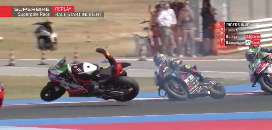 Incredibile a Misano: Bassani stende Bulega al via della Superpole Race. La sequenza