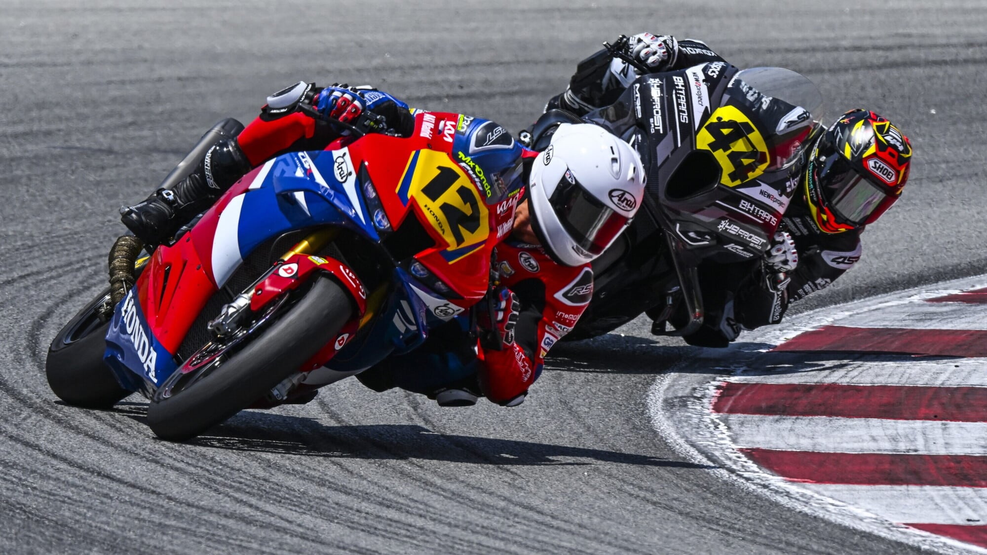 ESBK: Borja Gomez brilla a Barcellona, Italia protagonista in Moto4