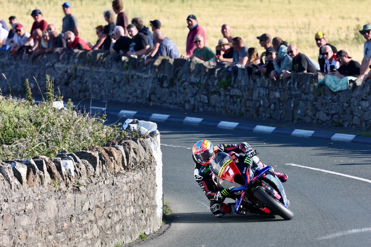 Una road race più estrema del TT: i piloti in azione alla Southern 100