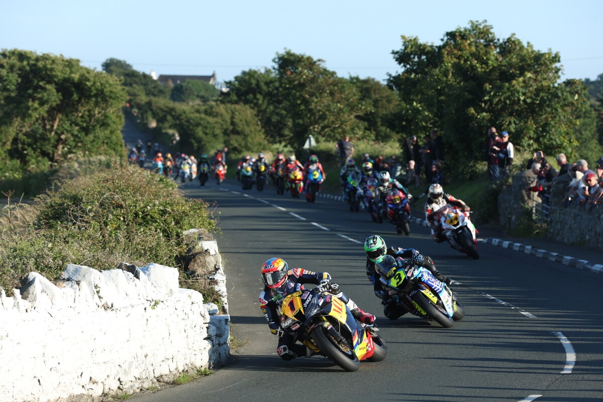 Una road race più estrema del TT: i piloti in azione alla Southern 100
