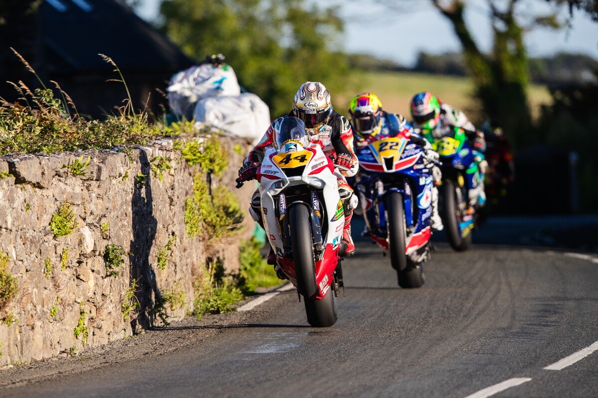 Una road race più estrema del TT: i piloti in azione alla Southern 100
