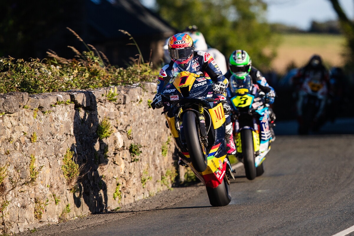 Una road race più estrema del TT: i piloti in azione alla Southern 100