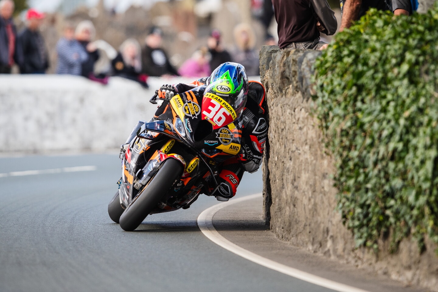 Una road race più estrema del TT: i piloti in azione alla Southern 100