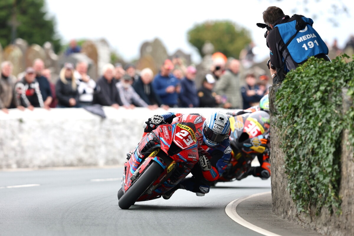 Una road race più estrema del TT: i piloti in azione alla Southern 100