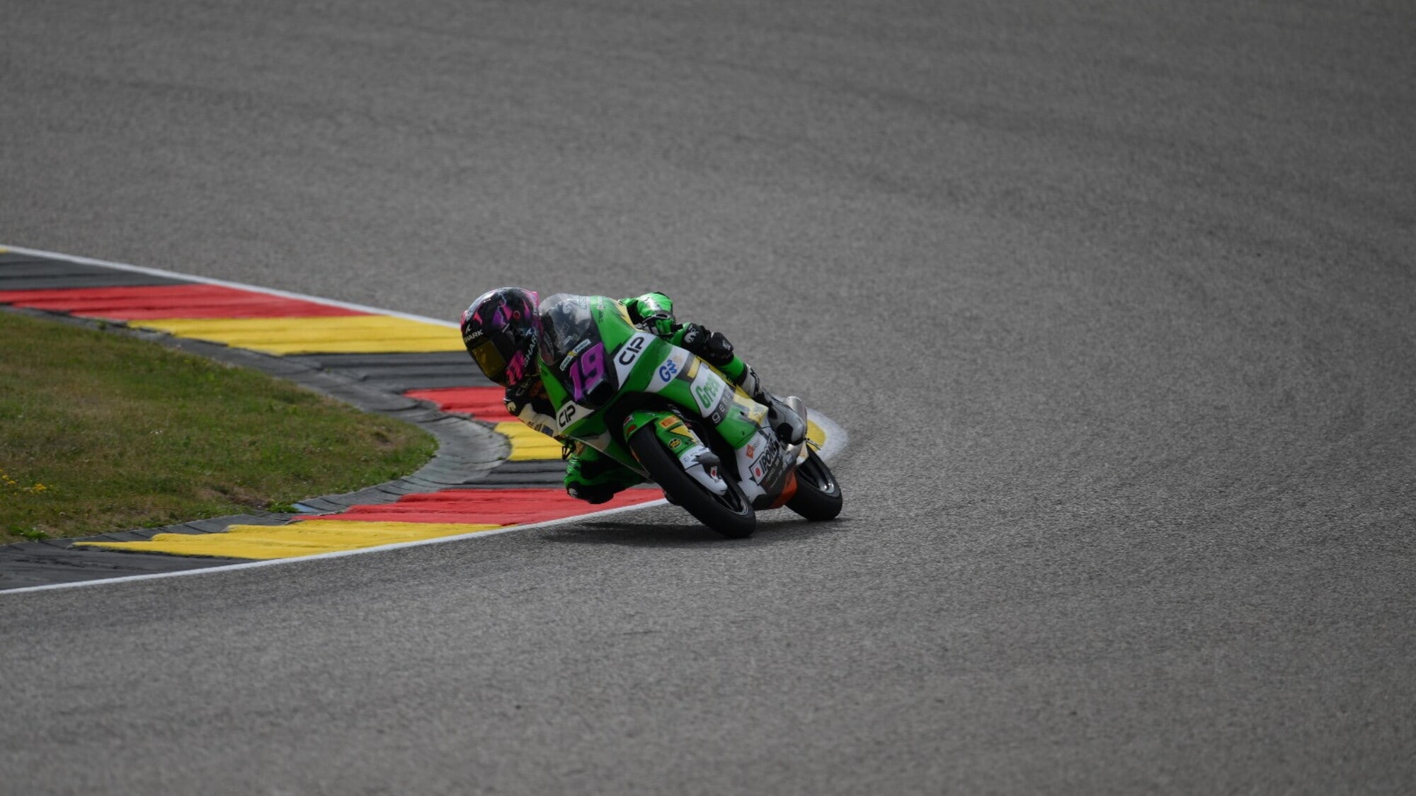 Moto3, Ogden firma le FP1 al Sachsenring davanti al solito Rueda. Ottavo Nepa 