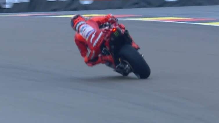MotoGP, strepitoso salvataggio di Marc Marquez: che brivido!