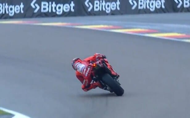MotoGP, strepitoso salvataggio di Marc Marquez: che brivido!