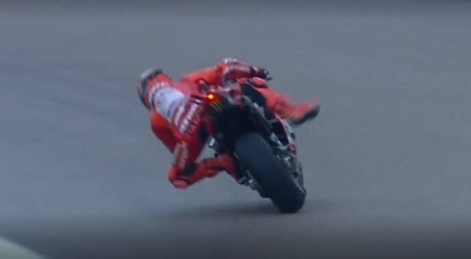 MotoGP, strepitoso salvataggio di Marc Marquez: che brivido!