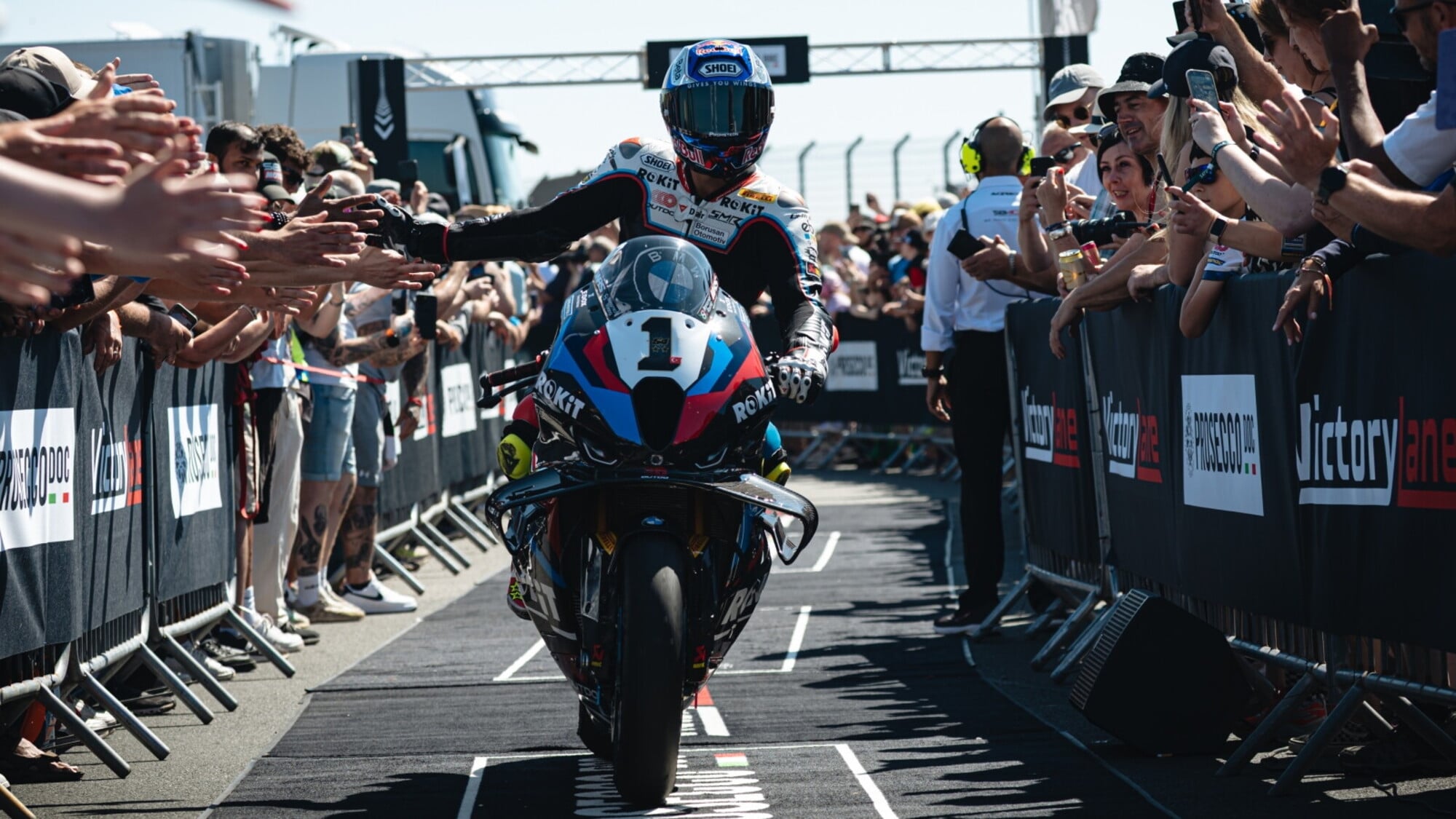 SBK Donington: Toprak si prende di forza la Superpole Race davanti a Bulega, Locatelli 5° 