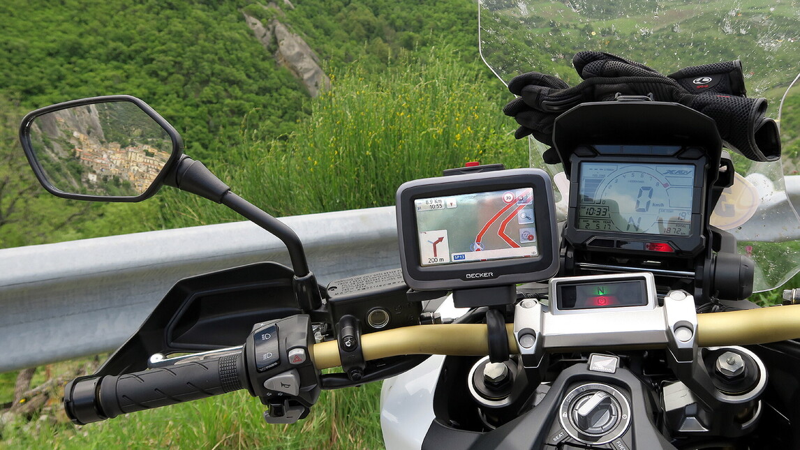 Accessori moto: navigatori e sicurezza