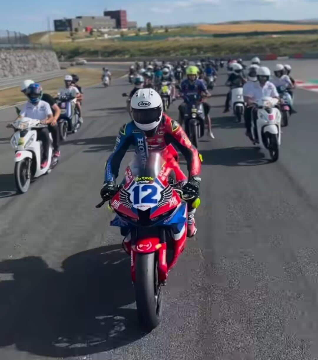 Il toccante tributo del paddock dell'ESBK per Borja Gomez