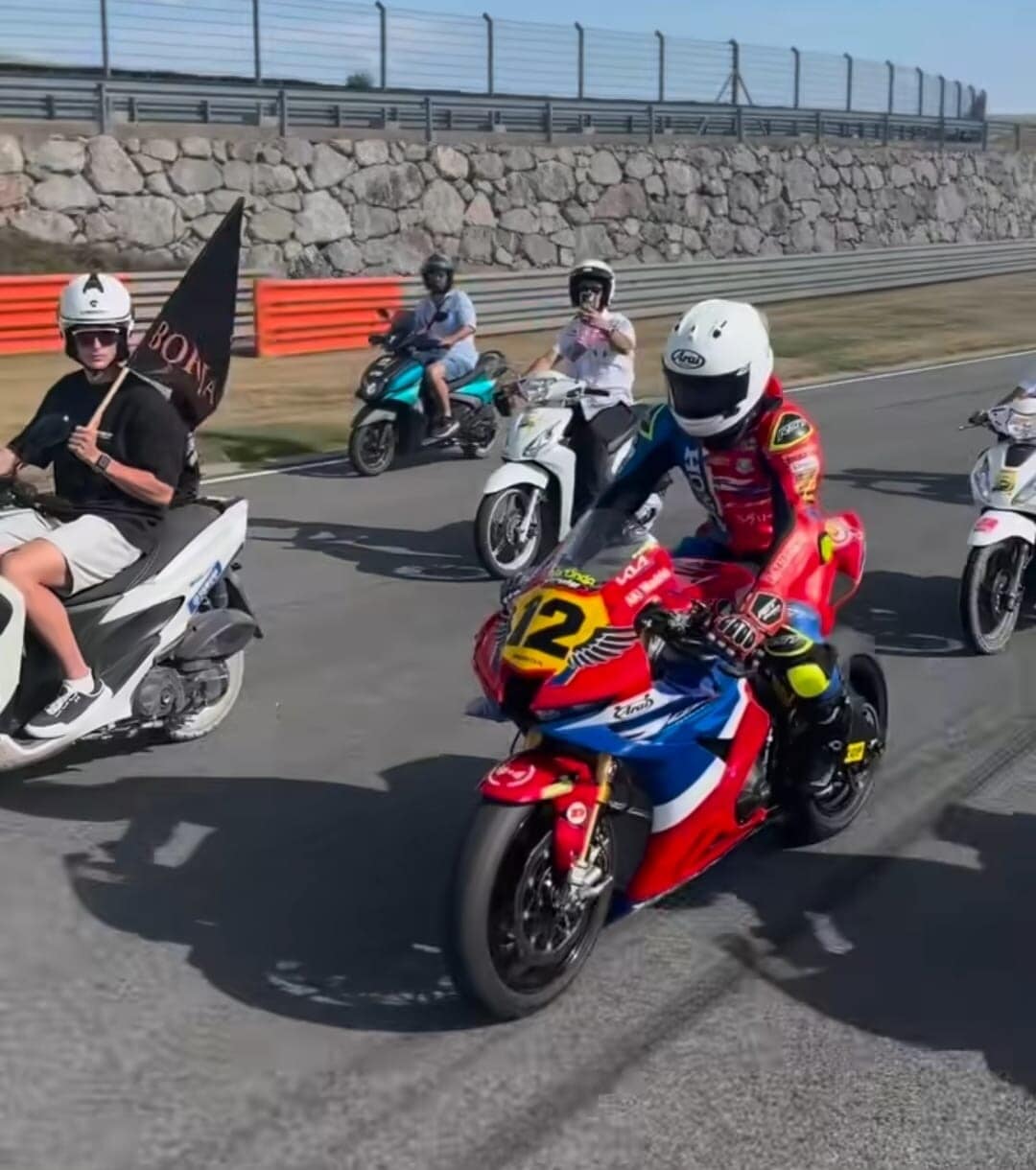 Il toccante tributo del paddock dell'ESBK per Borja Gomez