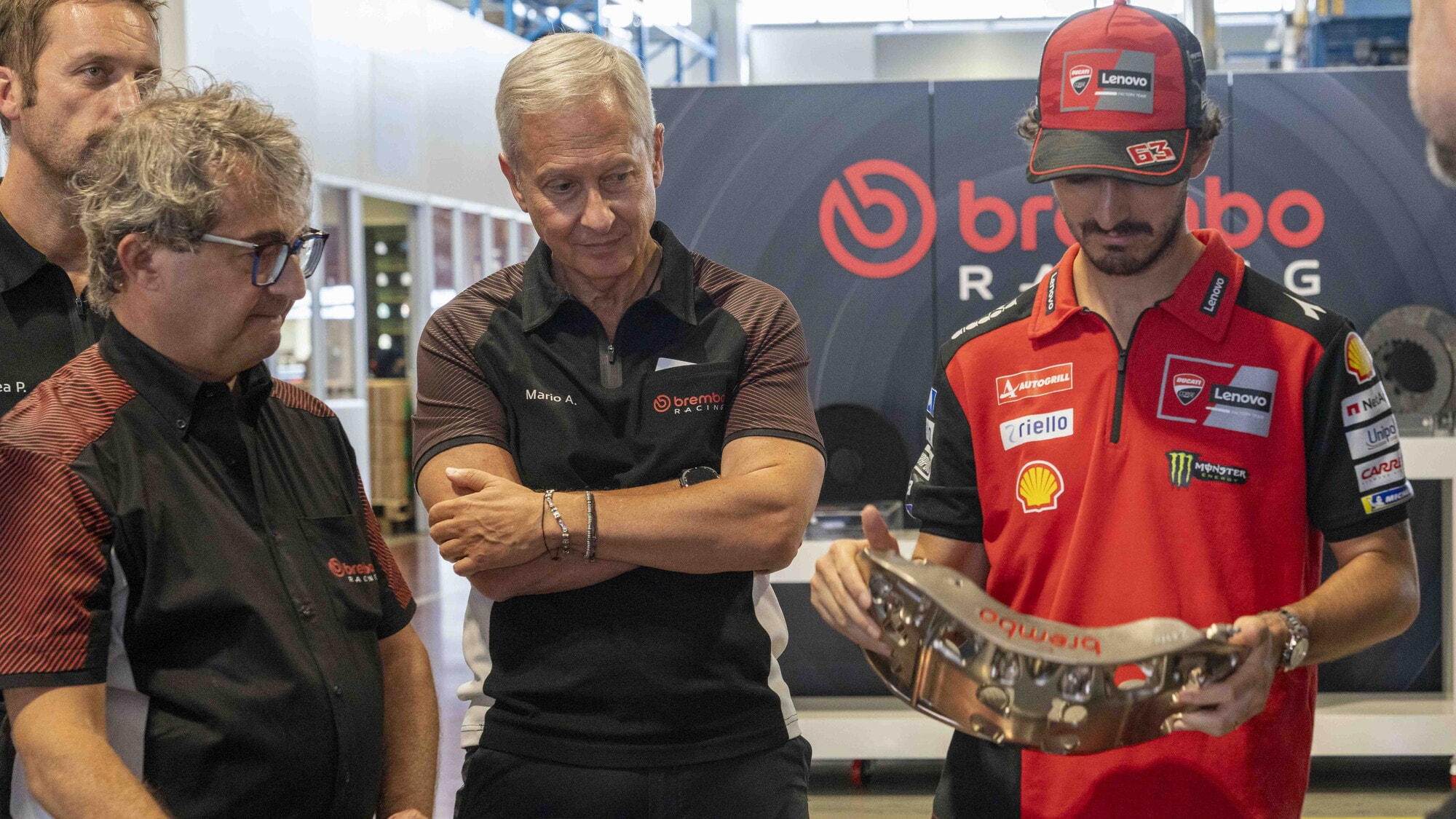 MotoGP, Bagnaia in visita a Brembo: “Mi piace ‘spaccare’ i freni ma con dolcezza”
