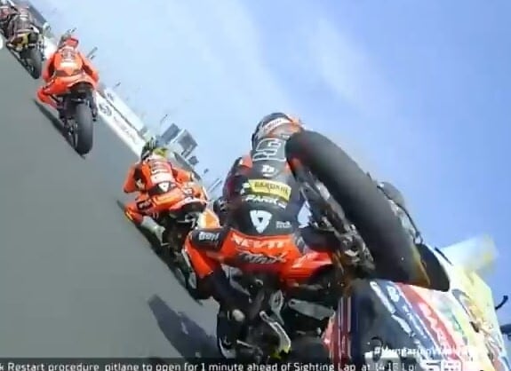 SBK, maxi incidente subito dopo la partenza della gara: le foto