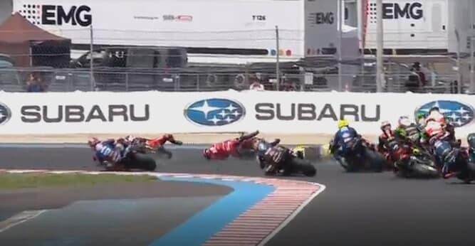 SBK, maxi incidente subito dopo la partenza della gara: le foto