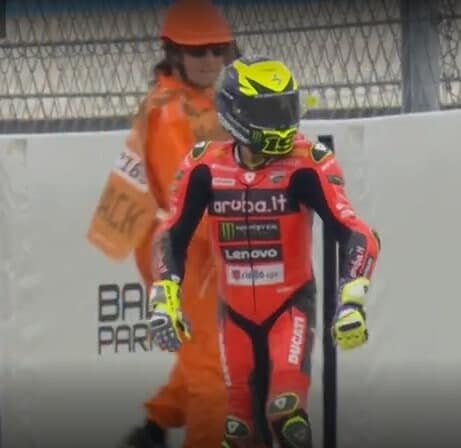 SBK, paurosa caduta ad alta velocità di Bautista: le foto