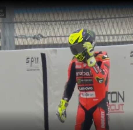 SBK, paurosa caduta ad alta velocità di Bautista: le foto