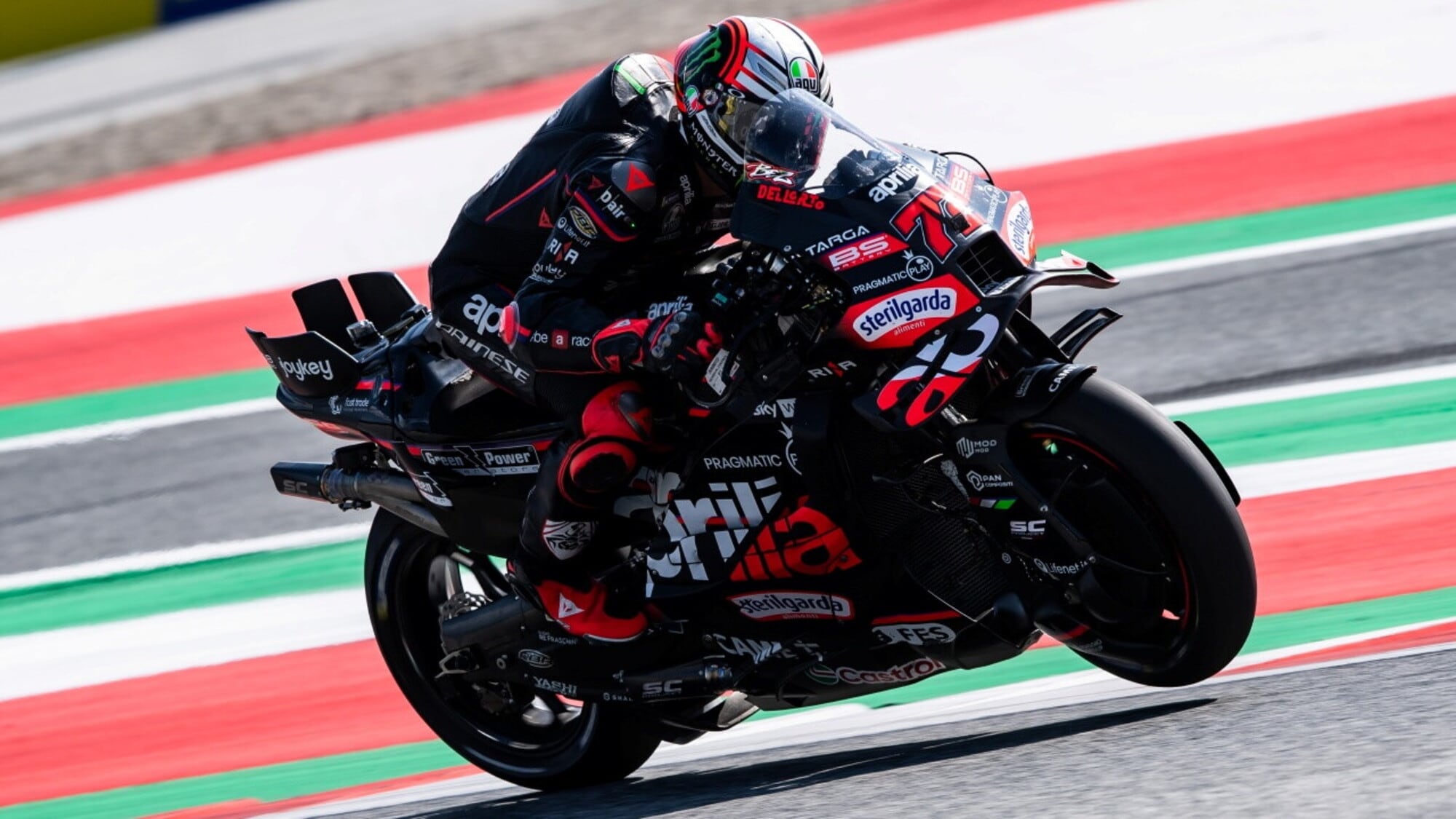 MotoGP Austria, induce Marquez all'errore e batte le Ducati: è Pole per Bezzecchi su Aprilia