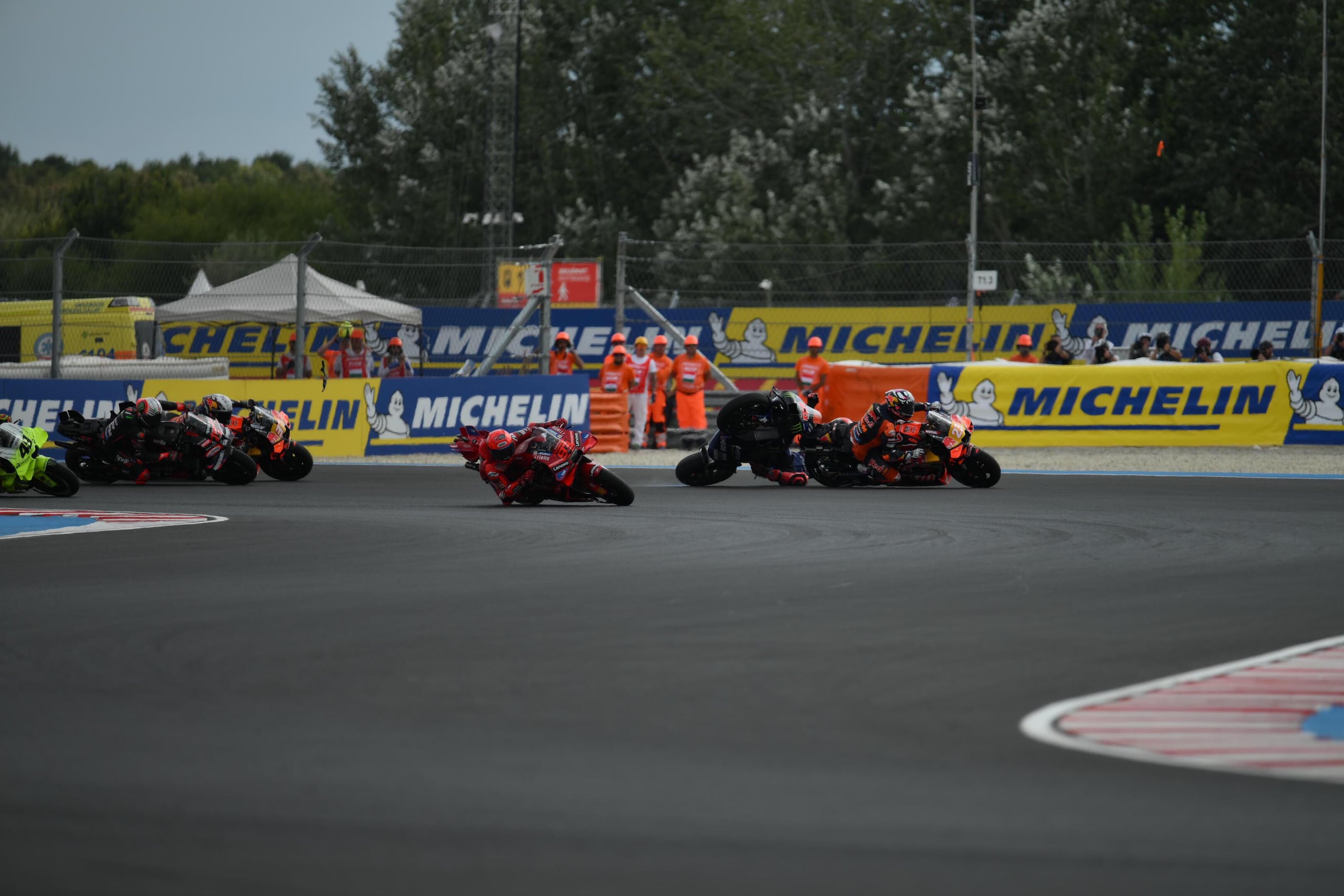 MotoGP , la sequenza del pericolo incidente al via tra Quartararo e Bastianini