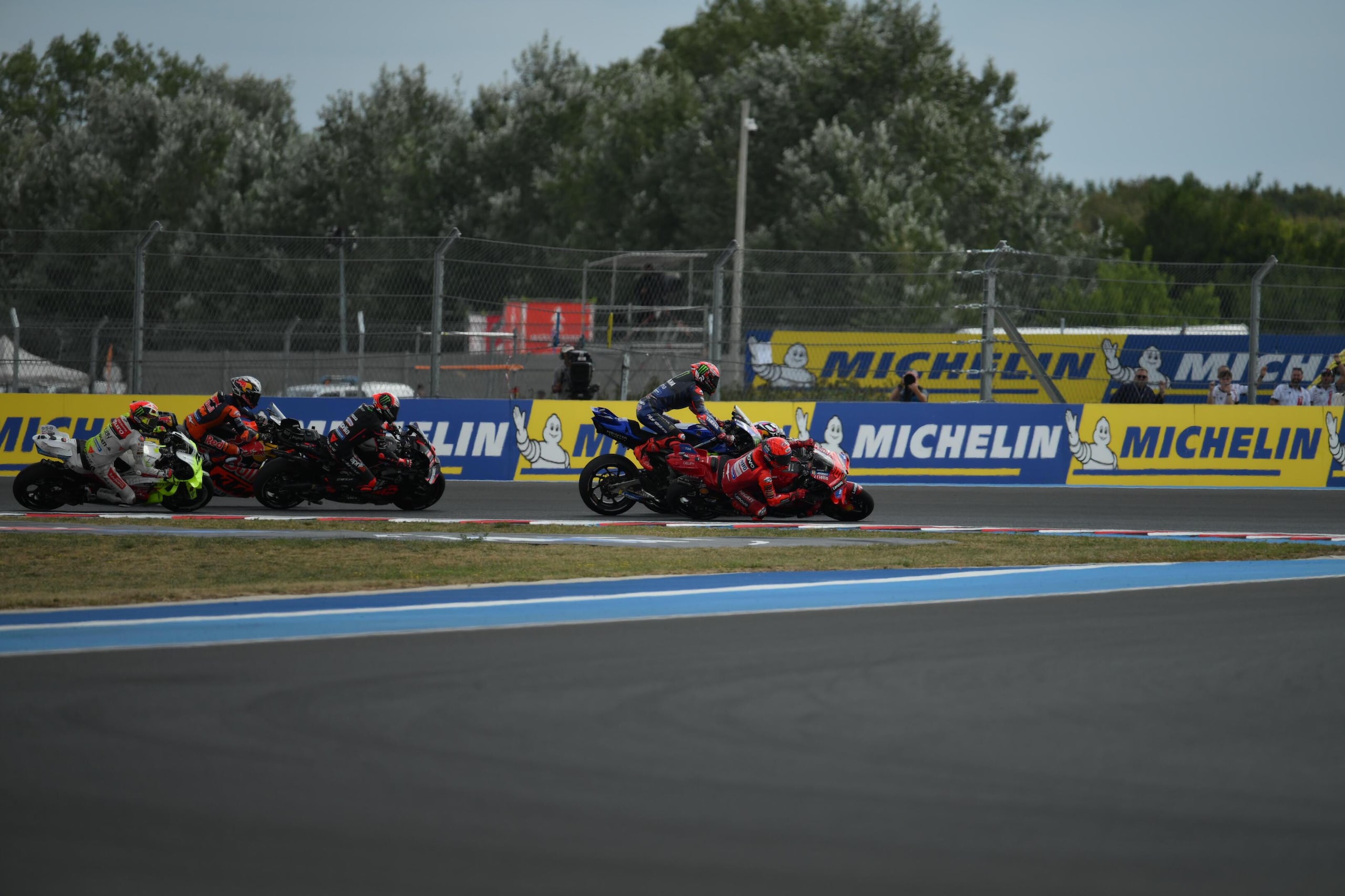 MotoGP , la sequenza del pericolo incidente al via tra Quartararo e Bastianini