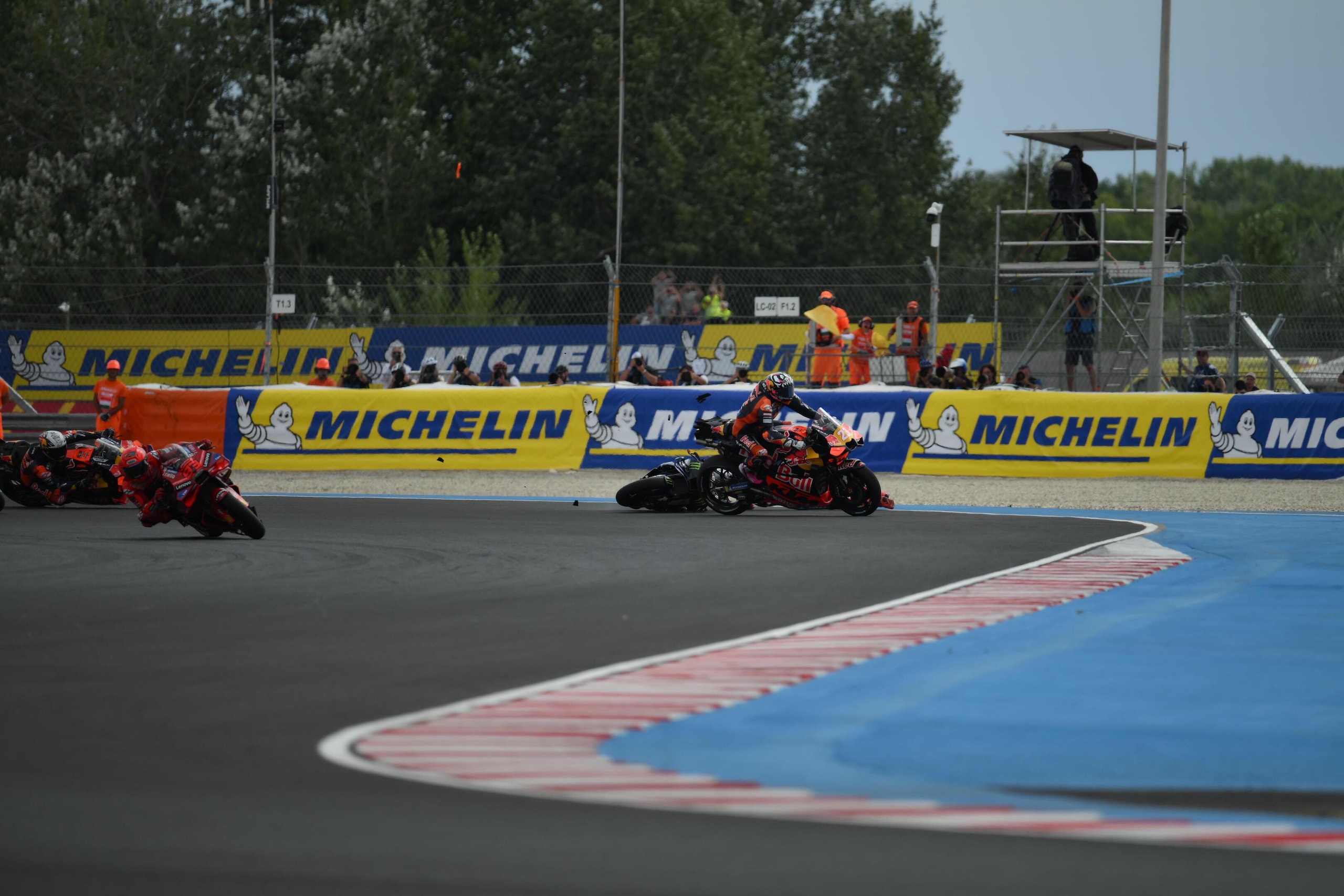 MotoGP , la sequenza del pericolo incidente al via tra Quartararo e Bastianini