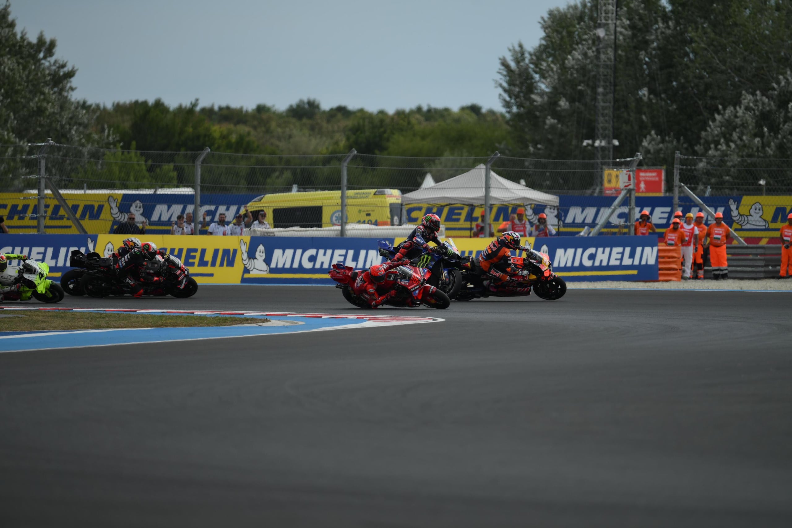 MotoGP , la sequenza del pericolo incidente al via tra Quartararo e Bastianini