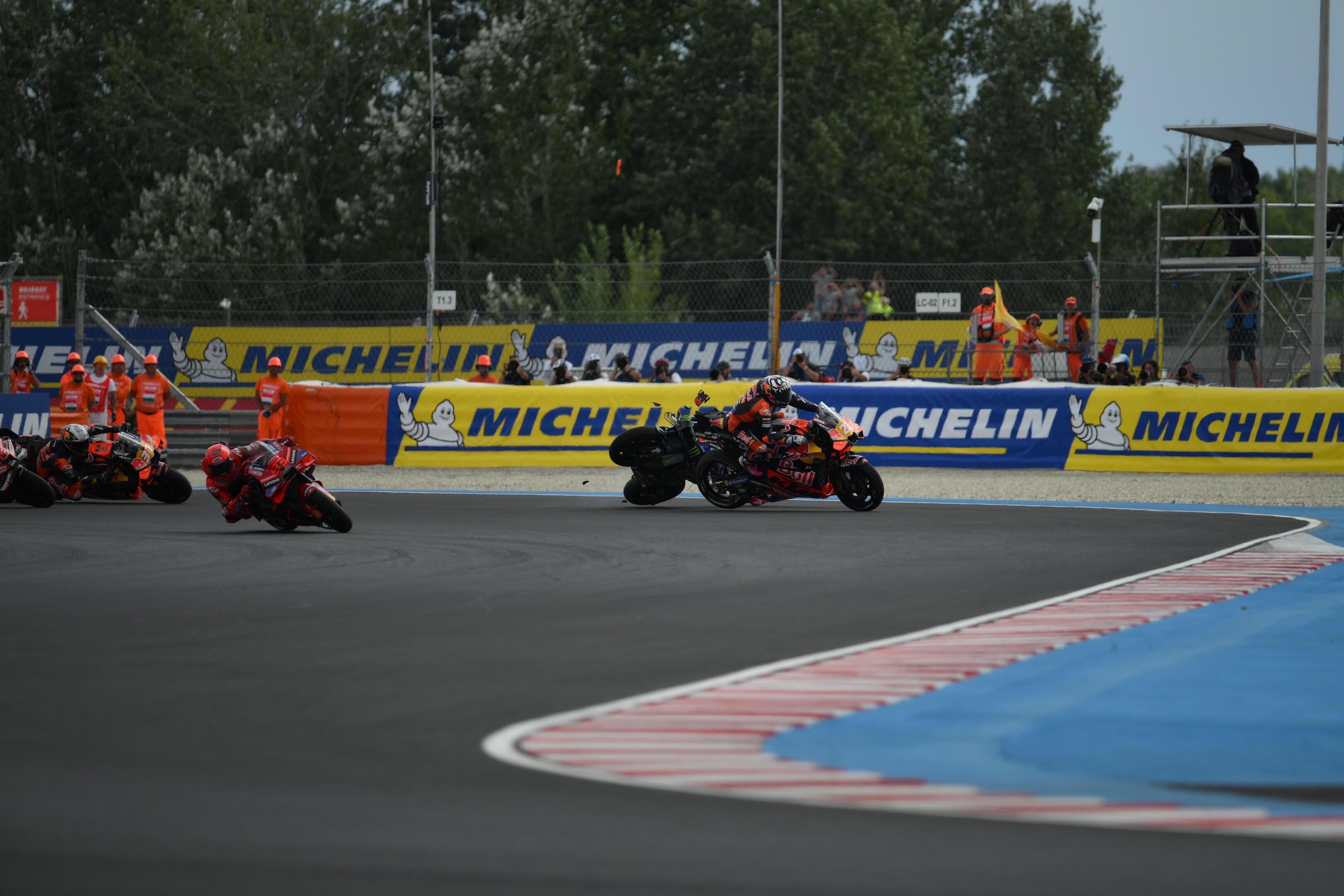 MotoGP , la sequenza del pericolo incidente al via tra Quartararo e Bastianini