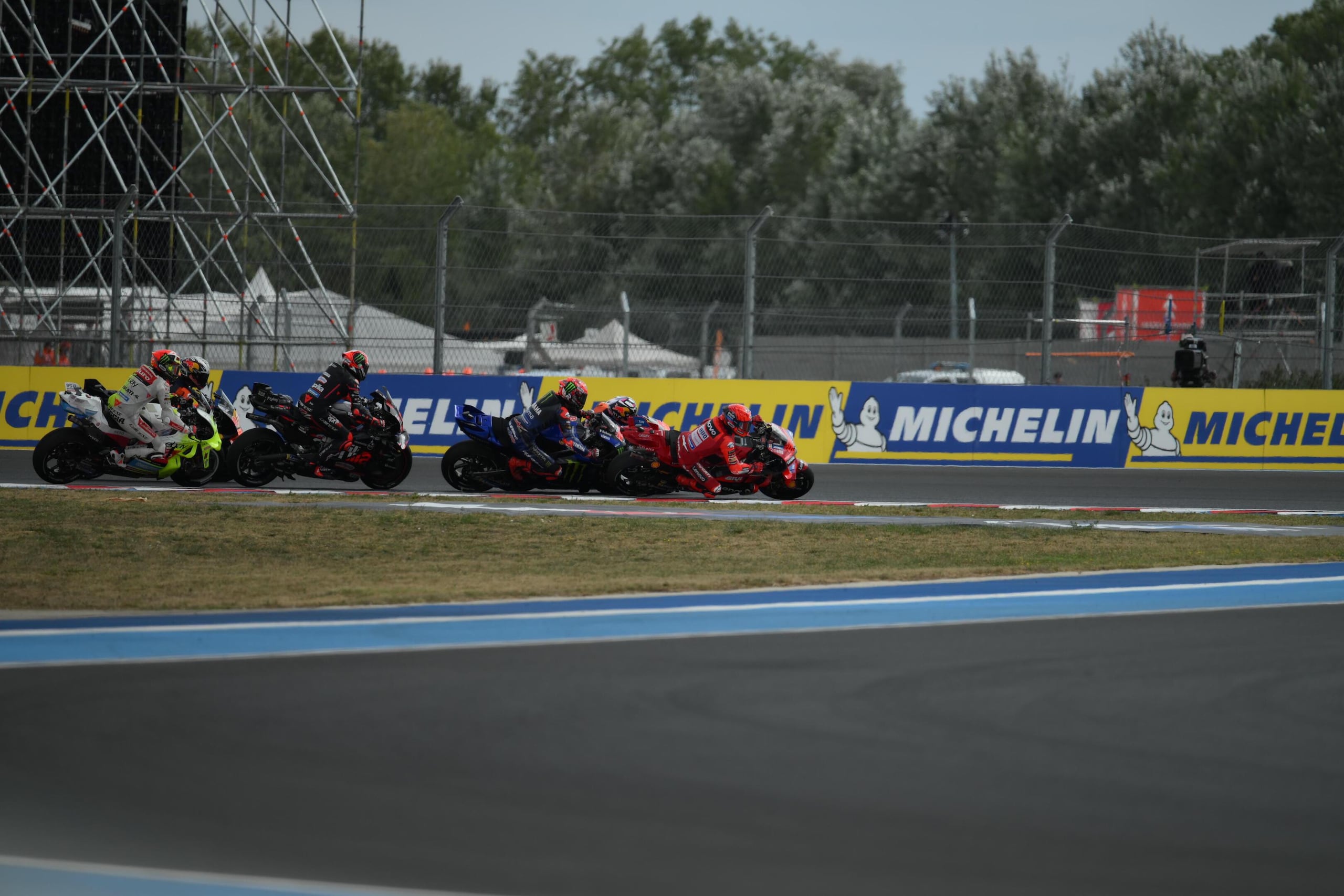 MotoGP , la sequenza del pericolo incidente al via tra Quartararo e Bastianini