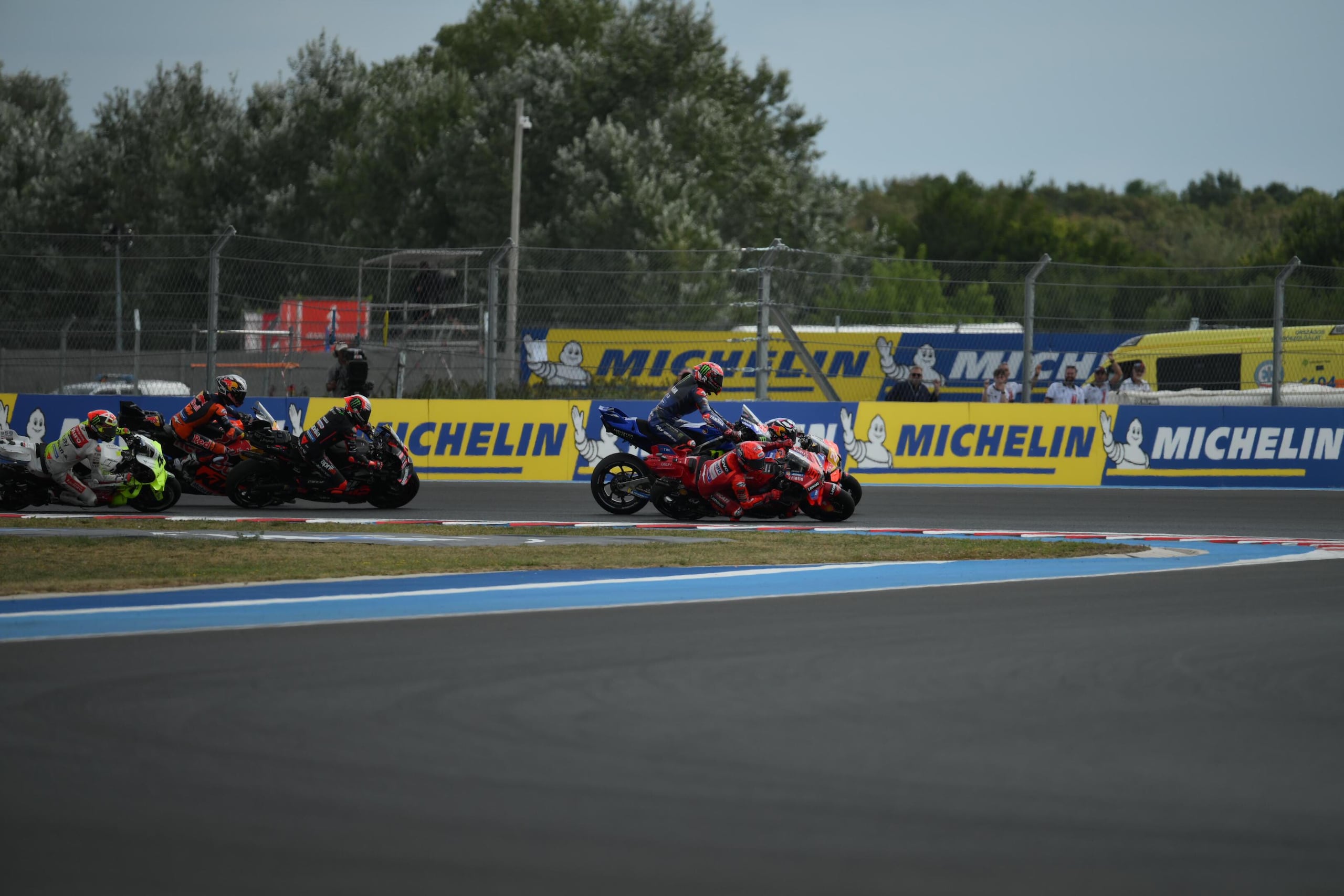 MotoGP , la sequenza del pericolo incidente al via tra Quartararo e Bastianini