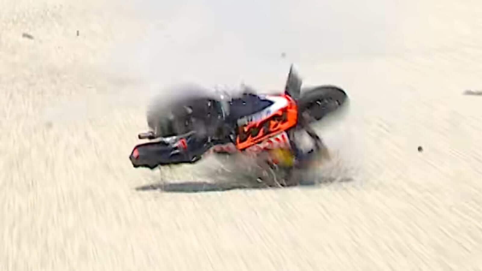 MotoGP, che rischio al Balaton: la KTM di Acosta prende il volo e sfiora il cameraman