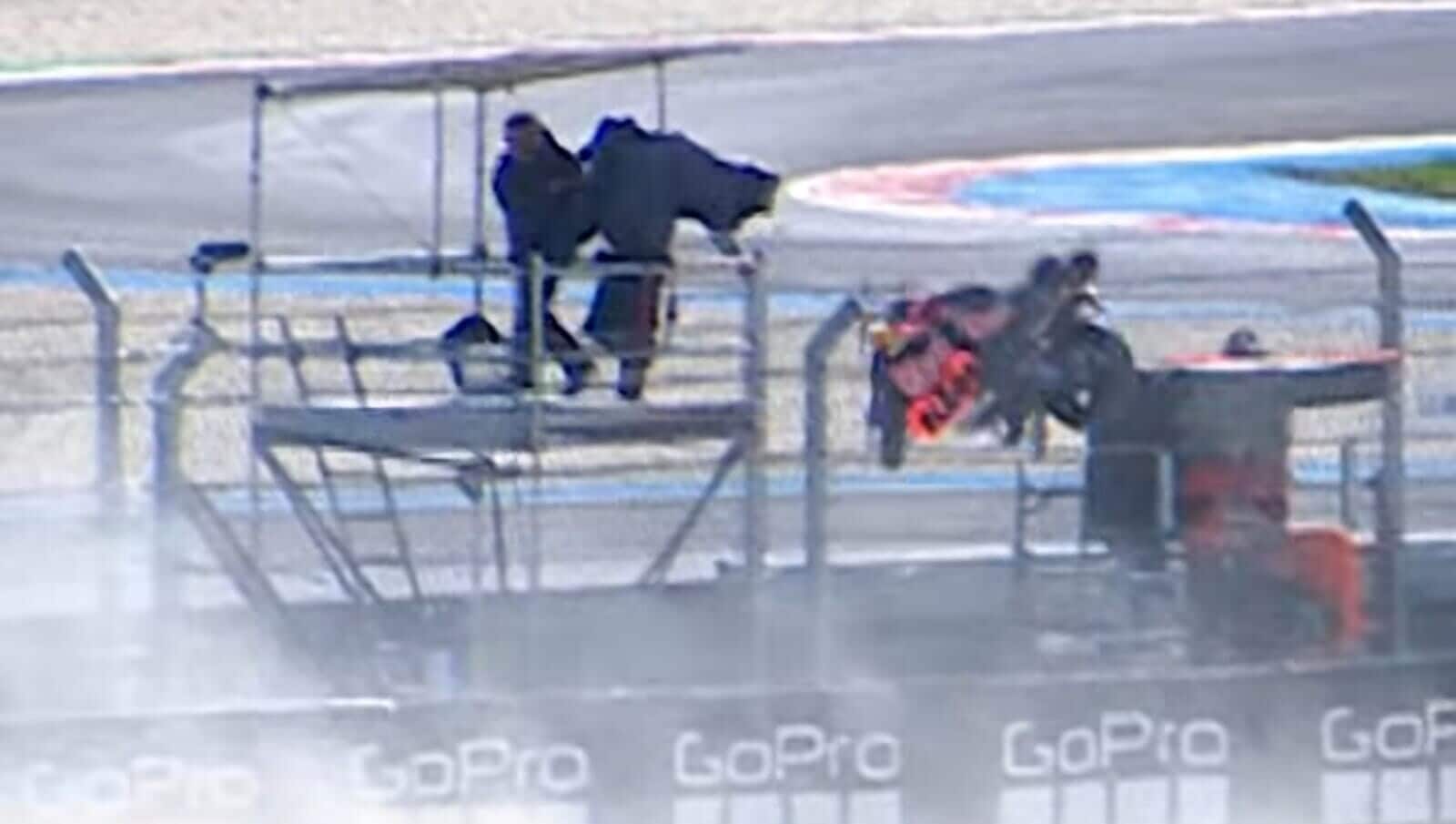 MotoGP, che rischio al Balaton: la KTM di Acosta prende il volo e sfiora il cameraman