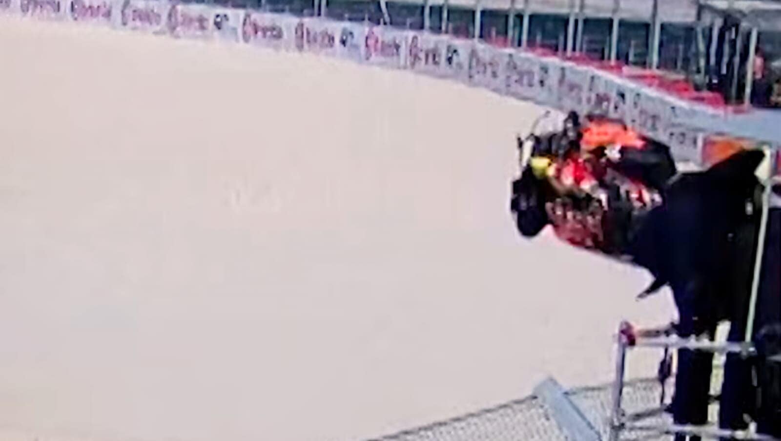 MotoGP, che rischio al Balaton: la KTM di Acosta prende il volo e sfiora il cameraman