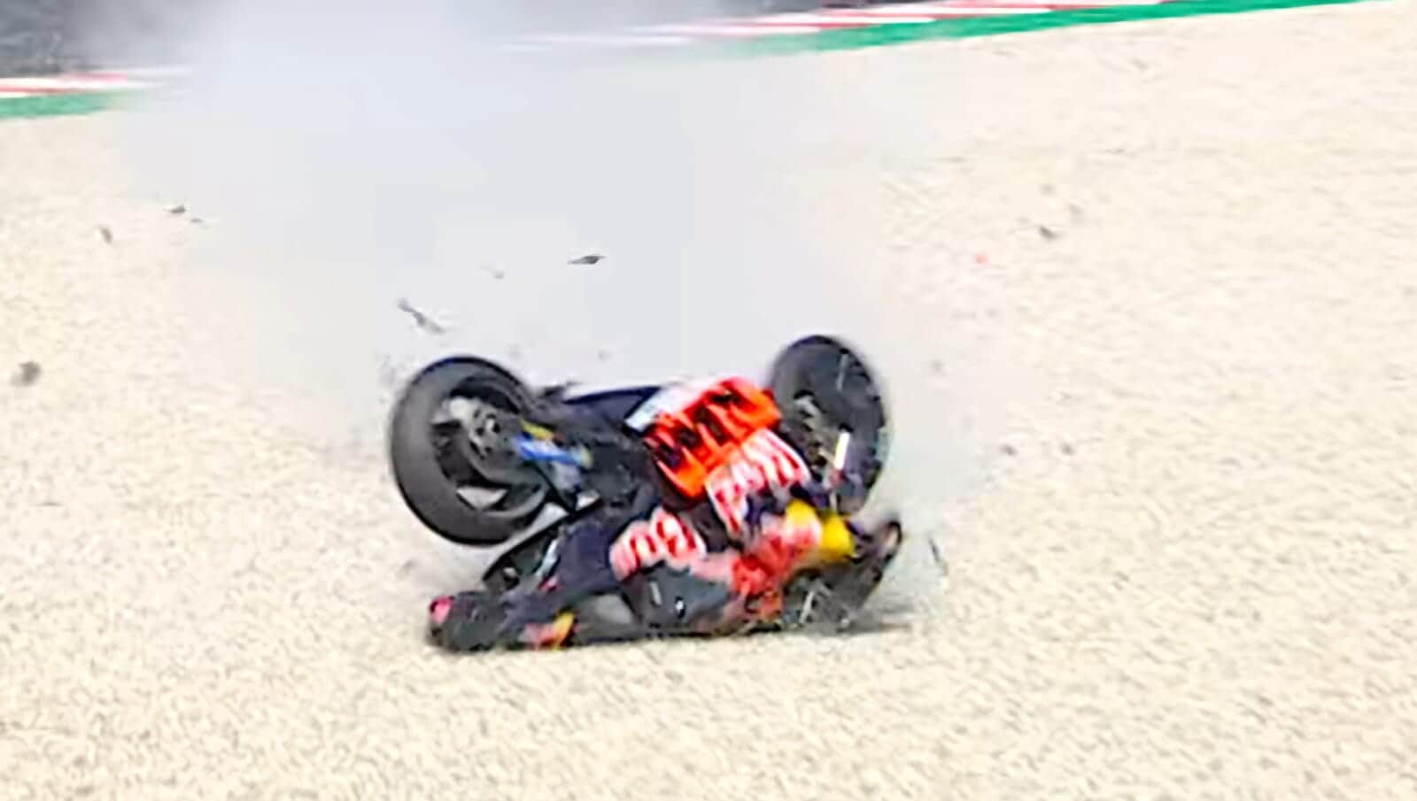 MotoGP, che rischio al Balaton: la KTM di Acosta prende il volo e sfiora il cameraman